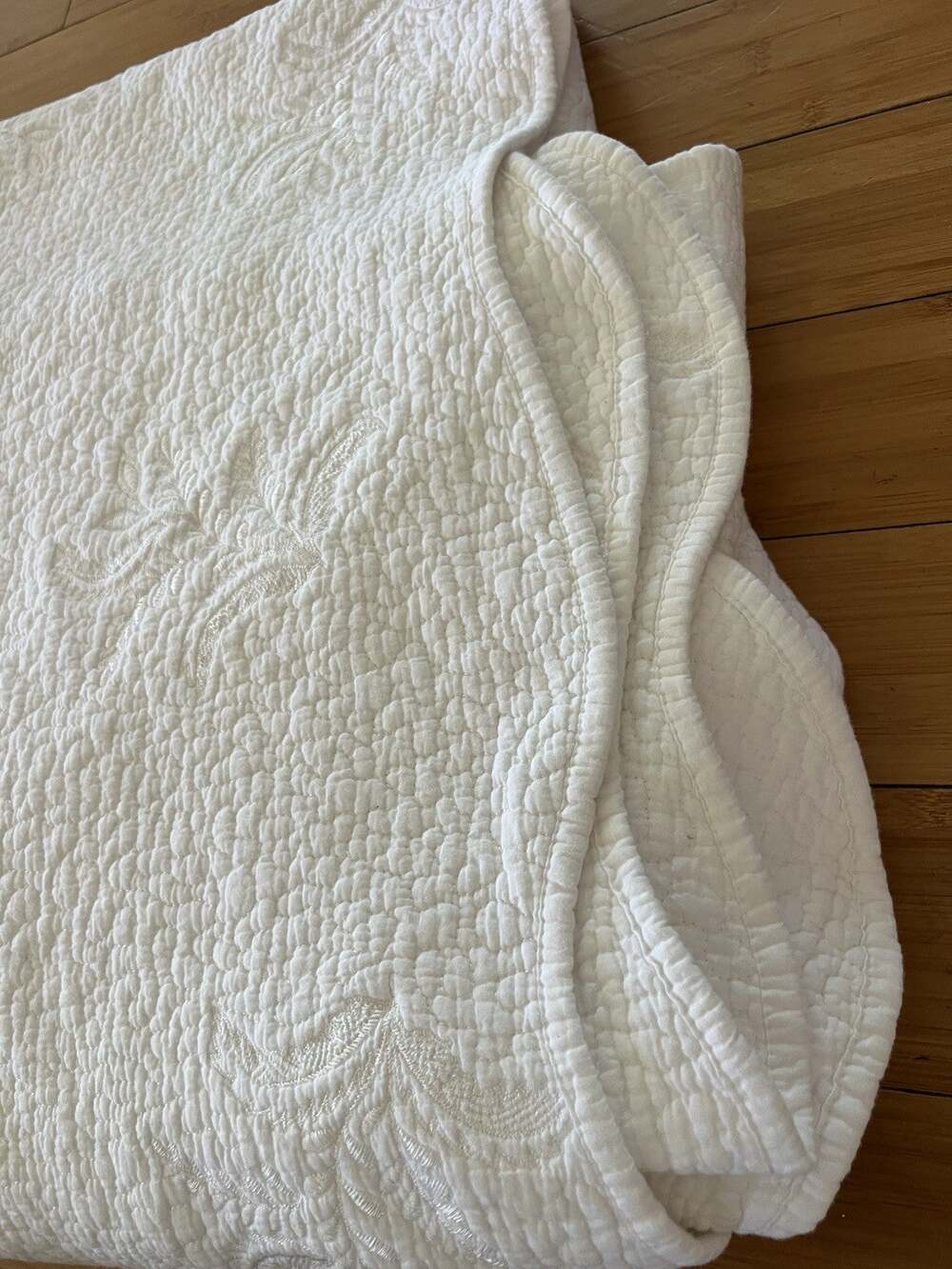 Martha Stewart Matelasse Queen White Bedspread Floral Cotton scalloped edge